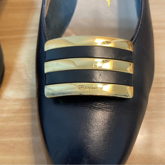 Salvatore Ferragamo Vintage Navy-Blue leather pumps gold details size 6 1/2 B - Picture 5 of 13